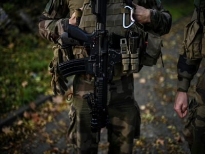 Lourdement équipé, un soldat de l'opération Sentinelle s'apprête à partir sur le terrain dans la banlieue nord de Paris, le 6 novembre 2020 - Christophe ARCHAMBAULT [AFP]