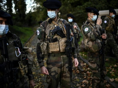 Des soldats français de l'opération Sentinelle se préparent avant d'effectuer leur patrouille dans la banlieue nord de Paris, le 6 novembre 2020 - Christophe ARCHAMBAULT [AFP]