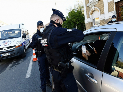 Dans le cadre du confinement la police française contrôle les automobilistes le 6 novembre 2020 à la frontière belge à Quievrechain - FRANCOIS LO PRESTI [AFP]