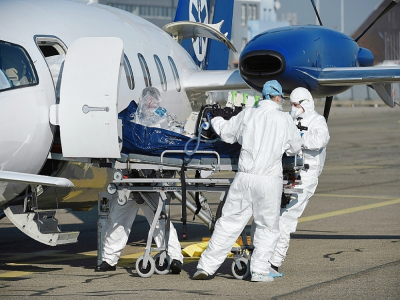 Arrivée d'un malade du Covid en provenance de Lyon à l'aéroport de Strasbourg, le 6 novembre 2020 - PATRICK HERTZOG [AFP]
