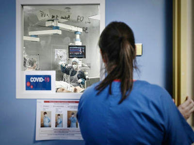 Le personnel soignant surveille une unité Covid-19 à l'hôpital  Robert Boulin, à Libourne le 6 novembre 2020 - Philippe LOPEZ [AFP]