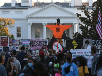 Des manifestants anti-Trump devant la Maison Blanche à Washington le 6 novembre 2020 - MANDEL NGAN [AFP]