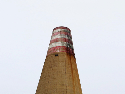 L'emblématique cheminée de l'ancienne raffinerie Pétroplus, à Petit-Couronne, est désormais à terre !