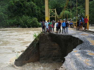 Des habitants observent les dégâts provoqués par l'ouragan Eta à Panzos, à 220 km au nord de Guatemala, le 6 novembre 2020 - Johan ORDONEZ [AFP]