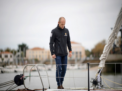 Le skipper français Kevin Escoffier contrôle son bateau à la veille du départ du Vendée Globe, le 7 novembre 2020 aux Sables d'Olonnes - Loic VENANCE [AFP]