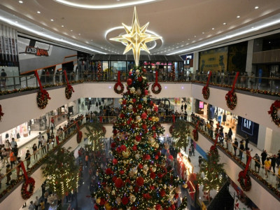 Un arbre de Noël est installé au centre d'un centre commercial à Manille le 7 novembre 2020 - Ted ALJIBE [AFP]