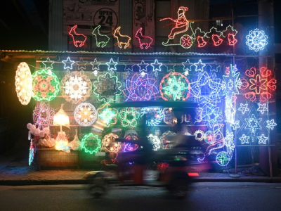 Lanternes et guirlandes en vente à San Fernando, près de Manille, le 5 novembre 2020 pour préparer les fêtes de Noël - Ted ALJIBE [AFP]