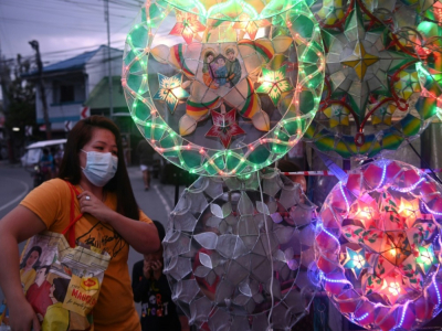 Une cliente fait ses achats de décoration de Noël le 5 novembre 2020 dans une rue commerçante de Manille - Ted ALJIBE [AFP]