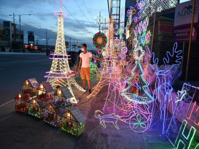Des décorations de Noël sont en vente à San Fernando près de Manille le 6 octobre 2020 dans la perspective des fêtes de fin d'année - Ted ALJIBE [AFP]
