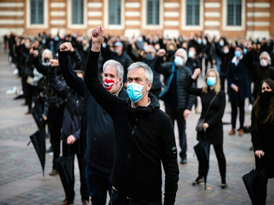 Manifestants qui protestent contre la fermeture des commerces non essentiels à Toulouse, le 6 novembre 2020 - Lionel BONAVENTURE [AFP/Archives]