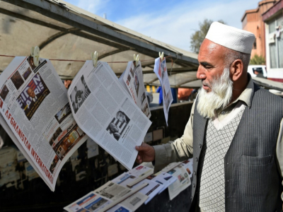 Les journaux afghans avec en Une la victoire de Joe Biden à la présidentielle américaine, à Kaboul, le 8 novembre 2020 - WAKIL KOHSAR [AFP]