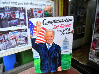 Un dessin de Joe Biden pour saluer sa victoire à la présidence des Etats-Unis est exposé devant un kiosque à journaux à Bombay, le 8 novembre 2020 - INDRANIL MUKHERJEE [AFP]
