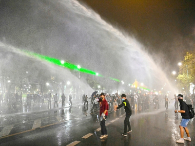 La police utilise des canons à eau pour disperser la foule de manifestants pro-démocratie à Bangkok, le 8 novembre 2020 - Mladen ANTONOV [AFP]