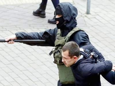 Interpellation d'un manifestant d'opposition, le 8 novembre 2020 à Minsk - Stringer [AFP]