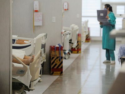 Des patients atteints du coronavirus dans l'unité de soins intensifs de l'hôpital de Mendoza, en Argentine, le 6 novembre 2020 - Andres Larrovere [AFP]