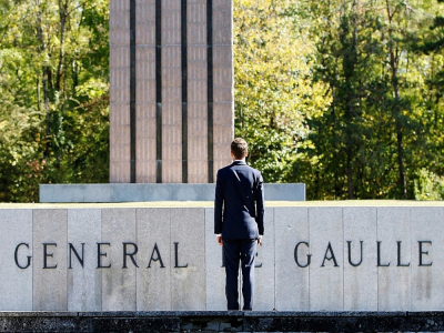 Le président Emmanuel Macron devant la Croix de Lorraine lors d'une visite au mémorial du général De Gaulle, le 4 octobre 2018 à Colombey-les-deux-Eglises - VINCENT KESSLER [POOL/AFP/Archives]