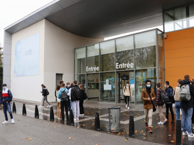 50 % des élèves sont en cours à distance, à compter de ce lundi 9 novembre, au lycée Malherbe à Caen, afin de réduire les risques en classe.