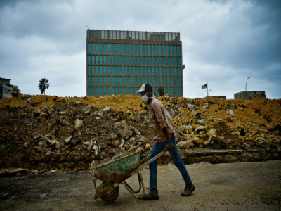 Un ouvrier passe devant l'ambassade des Etats-Unis à La Havane, le 3 novembre 2020 - YAMIL LAGE [AFP]