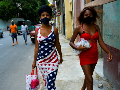 Une Cubaine porte une robe aux couleurs du drapeau américain, le 3 novembre 2020 à La Havane - YAMIL LAGE [AFP]