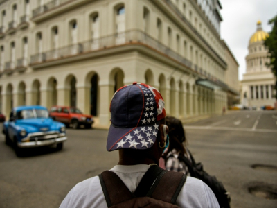 Un Cubain porte une casquette avec le drapeau américain à La Havane, le 3 novembre 2020 - YAMIL LAGE [AFP]