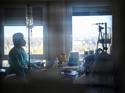 Une infirmière s'occupe d'un malade du Covid dans une unité de soins intensifs au  Centre Hospitalier de l'Europe à Port Marly, le 7 novembre 2020 - Anne-Christine POUJOULAT [AFP]