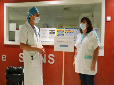 Le professeur Vincent Compère, chef de service du département anesthésie-réanimation, et Charlotte Contremoulin, cadre de santé de la réanimation éphémère.