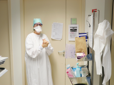 Les soignants revêtent un équipement de protection spécifique avant de rentrer dans la chambre d'un patient.