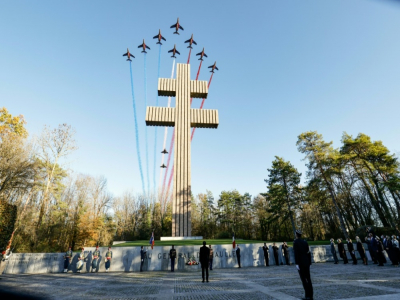 La patrouille de France survole le mémorial Charles de Gaulle à Colombey-les-deux-Eglises (Haute-Marne), le 9 novembre 2020 - Ludovic MARIN [POOL/AFP]