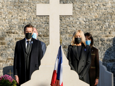 Emmanuel Macron et sa femme Brigitte se recueillent devant la tombe du général de Gaulle, le 9 novembre 2020 à Colombey-les-deux-Eglises - Ludovic MARIN [POOL/AFP]