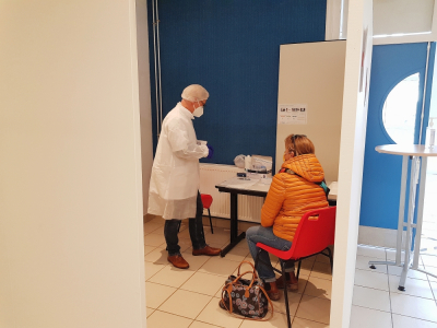 Huit box ont été installés dans la salle de réunion à l'entrée du gymnase de la Haie Vigné à Caen ce lundi 9 novembre. Le patient attend le résultat de son test dans le box.