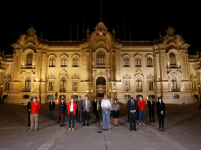 Martin Vizcarra (c, en blanc) et son entourage politique après sa destitution, devant le palais présidentiel à Lima, le 9 novembre 2020 - Luka GONZALES [AFP]