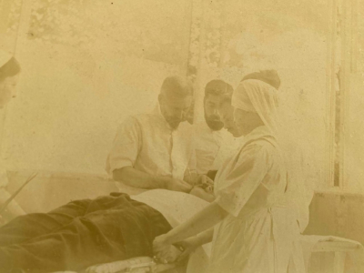 Photo diffusée le 8 novembre 2020 par Gwenola Balmelle, arrière petite nièce du chirurgien, montrant Hippolyte Morestin (g) lors d'une opération à l'hôpital Rothschild à Paris - - [Gwenola Balmelle/AFP/Archives]