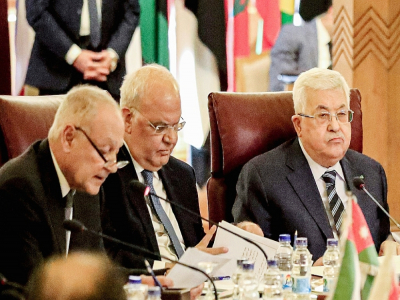 Saëb Erakat (c), le président palestinien Mahmoud Abbas (d) et le secrétaire général de la Ligue arabe Ahmed Aboul Gheit, le 1er février 2020 au Caire - Khaled DESOUKI [AFP/Archives]
