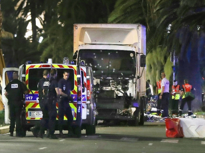Des policiers et des secouristes sont rassemblés près du camion qui a foncé dans la foule à Nice le 14 juillet 2016 - VALERY HACHE [AFP/Archives]