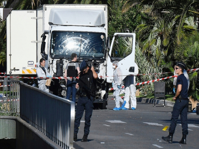 La police autour du camion à l'origine de l'attaque terroriste de Nice le 15 juillet 2016 - ANNE-CHRISTINE POUJOULAT [AFP/Archives]