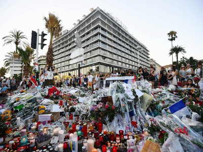 Des fleurs et des bougies devant l'hôtel Le Méridien de Nice le 16 juillet 2016 en hommage aux victimes de l'attentat survenu deux jours plus tôt - ANNE-CHRISTINE POUJOULAT [AFP/Archives]