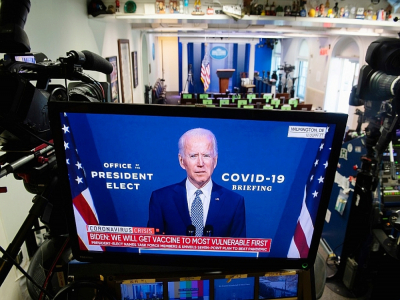 Un écran diffuse, dans la salle de presse de la Maison Blanche, une intervention de Joe Biden sur le Covid-19, le 9 novembre 2020 - SAUL LOEB [AFP]