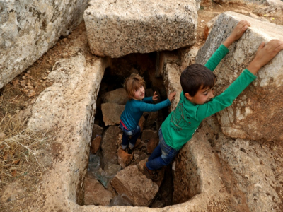 Des enfants déplacés jouent le 1er novembre 2020 au milieu des ruines du temple romain d'al-Baqirah dans le nord-ouest de la Syrie - Abdulaziz ketaz [AFP]