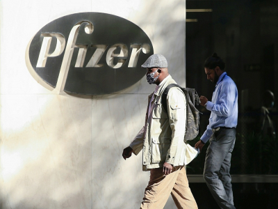 Devant le siège de Pfizer à New York le 9 novembre 2020 - Kena Betancur [AFP]