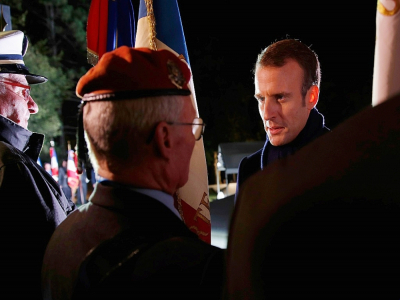 Emmanuel Macron salue un vétéran lors de commémorations de la première guerre mondiale, le 6 novembre 2018 à Reims - PHILIPPE WOJAZER [POOL/AFP/Archives]