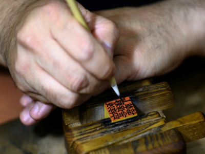 L'artisan Takahiro Makino façonne des sceaux traditionnels, le 9 octobre 2020 à Tokyo - Philip FONG [AFP]