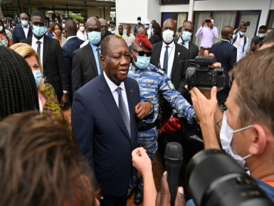 Le président ivoirien Alassane Ouattara dans son bureau de vote à Abidjan lors de la présidentielle du 31 octobre - Issouf SANOGO [AFP]