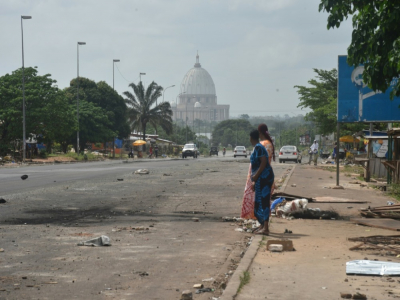 Les restes d'une barricade à Yamoussoukro le 4 novembre 2020, au lendemain d'une journée de violences post-électorales - SIA KAMBOU [AFP]