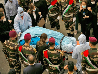 Le corps du négociateur palestinien Saed Erakat arrive à l'hôpital de Ramallah, le 11 novembre 2020 - ABBAS MOMANI [AFP]