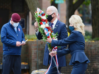 Joe Biden et sa femme Jill déposent une gerbe de fleurs en hommage aux anciens combattants le 11 novembre 2020 à Philadelphie - Angela Weiss [AFP]