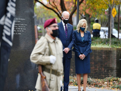 Le président élu Joe Biden et sa femme Jill lors d'un hommage aux anciens combattants à un mémorial de la Guerre de Corée, à Philadelphie, le 11 novembre 2020 - ANGELA WEISS [AFP]