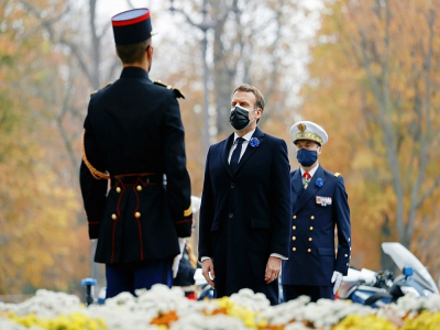 Emmanuel Macron s'arrête près de la statue de Georges Clemenceau, le 11 novembre 2020, lors des cérémonies commémorant l'armistice de la première guerre mondiale - CHRISTIAN HARTMANN [POOL/AFP]