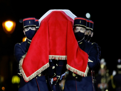 Des hommes de la Garde républicaine portent le cercueil de Maurice Genevoix au Panthéon, à Paris le 11 novembre 2020 - CHRISTIAN HARTMANN [POOL/AFP]