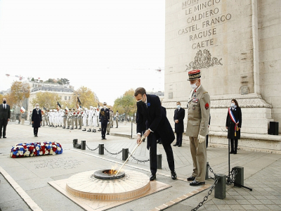 Le président Emmanuel Macron ravive la flamme sur la tombe du soldat inconnu, le 11 novembre 2020 - Yoan VALAT [POOL/AFP]
