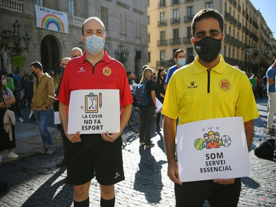Des salariés du secteur sportif manifestent contre les restrictions instaurées pour lutter contre la pandémie, le 11 novembre 2020 à Barcelone (Espagne) - LLUIS GENE [AFP]